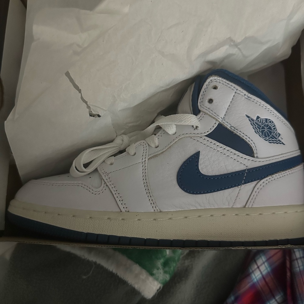 ‼️BRAND NEW 🆕 Nike White and Blue High-Top Sneakers ‼️